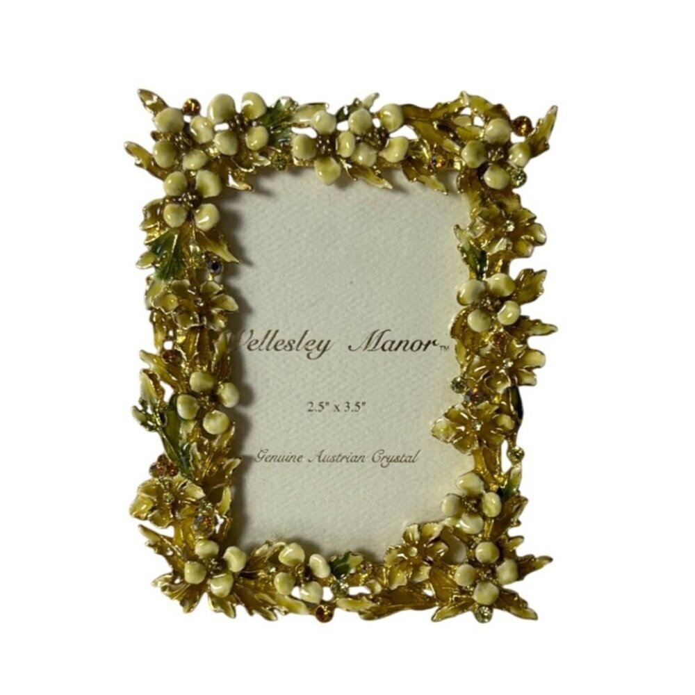 Gold Floral Wellesley Manor 2.5x3.5" Photo Frame With Black Velvet Backing